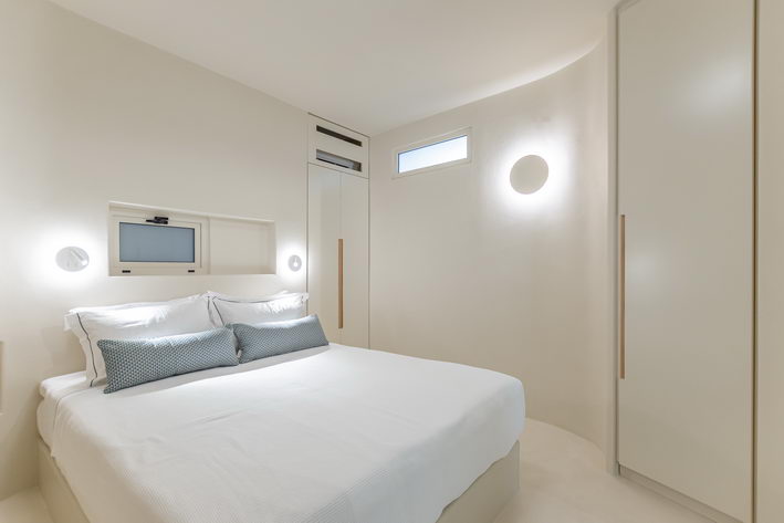 Deluxe Semi-Basement Apartment in Naxos